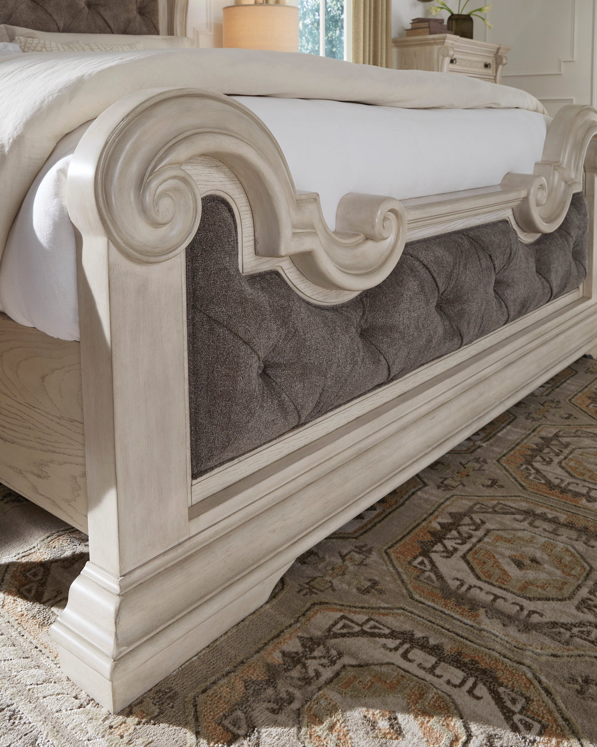 B948 5-Piece Bedroom Set Antique White